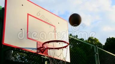 在街上<strong>打篮球</strong>，训练在篮子里<strong>打篮球</strong>。 运动、训练的概念
